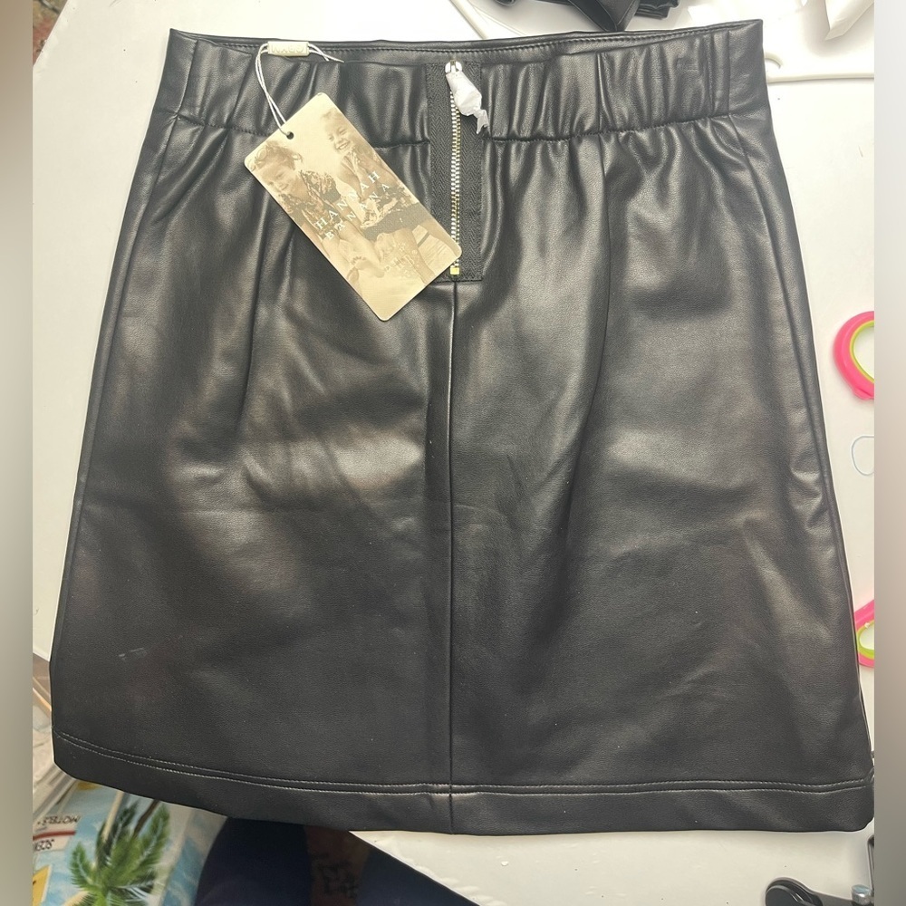 Hannah Banana A-Line Faux Leather Flower Daisy patch skirt. EUC! - Picture 5 of 7